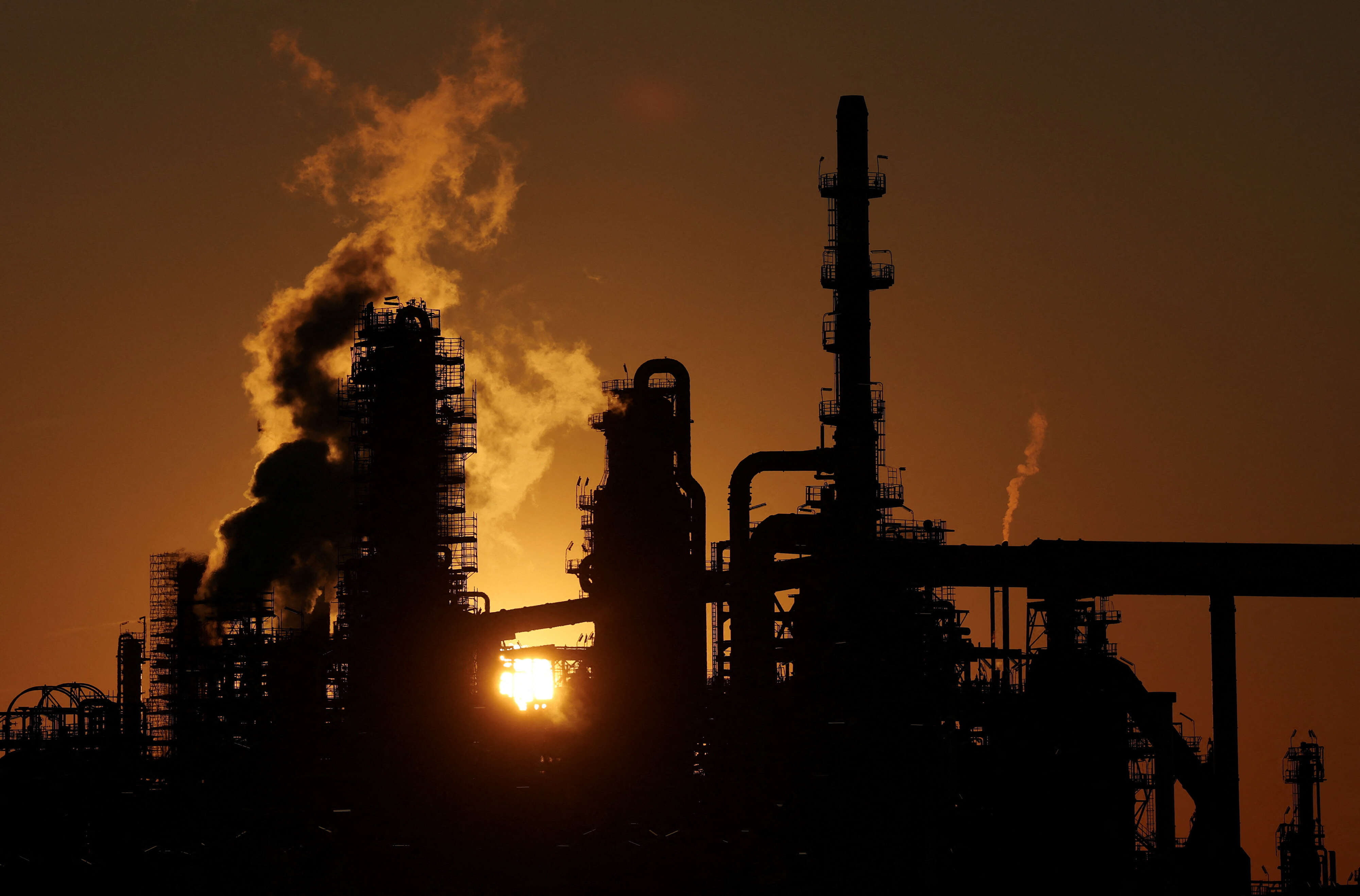 ارتفاع أسعار النفط قرب 100 دولار للبرميل وسط شكوك حول هشاشة وقف إطلاق النار بين أمريكا وإيران