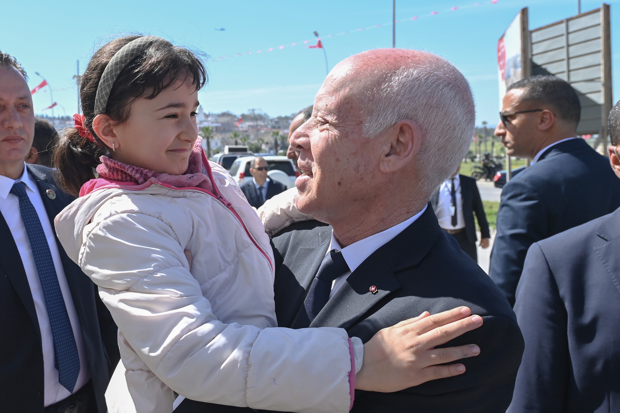 رئيس الجمهورية يلتقي بعدد من المواطنين بحي هلال ويُشدد على أن العمل مستمرّ في كل أنحاء البلاد لتحقيق مطالبهم المشروعة