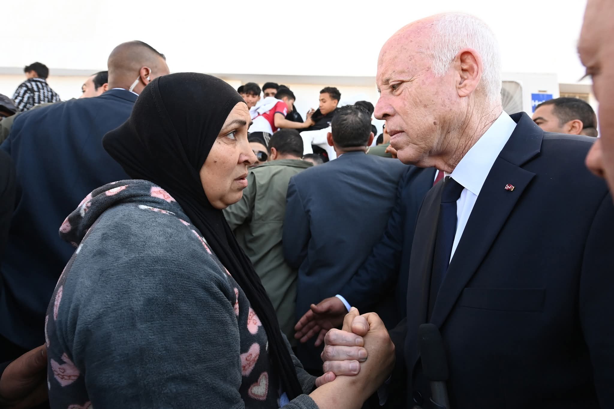 رئيس الجمهورية يلتقي بعدد من المواطنين بحي هلال ويُشدد على أن العمل مستمرّ في كل أنحاء البلاد لتحقيق مطالبهم المشروعة