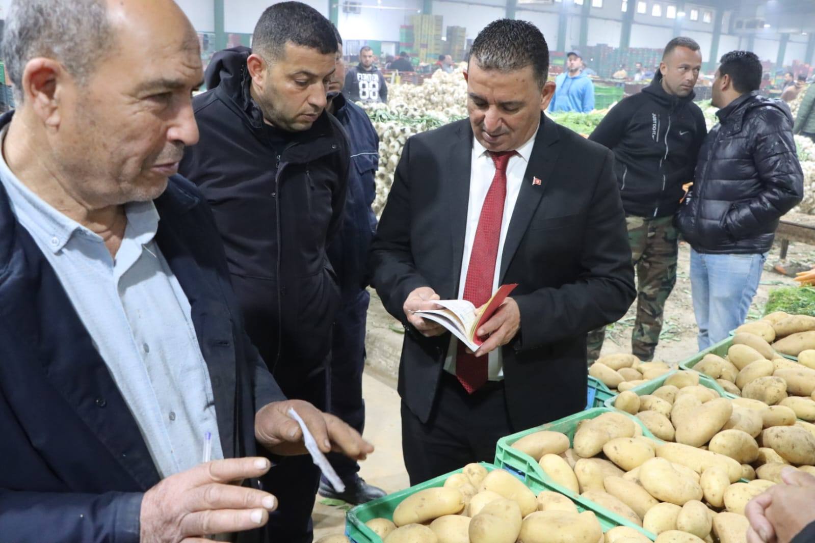 والي المنستير يتابع نسق التزويد بسوق الجملة للخضر والغلال بالمكنين.