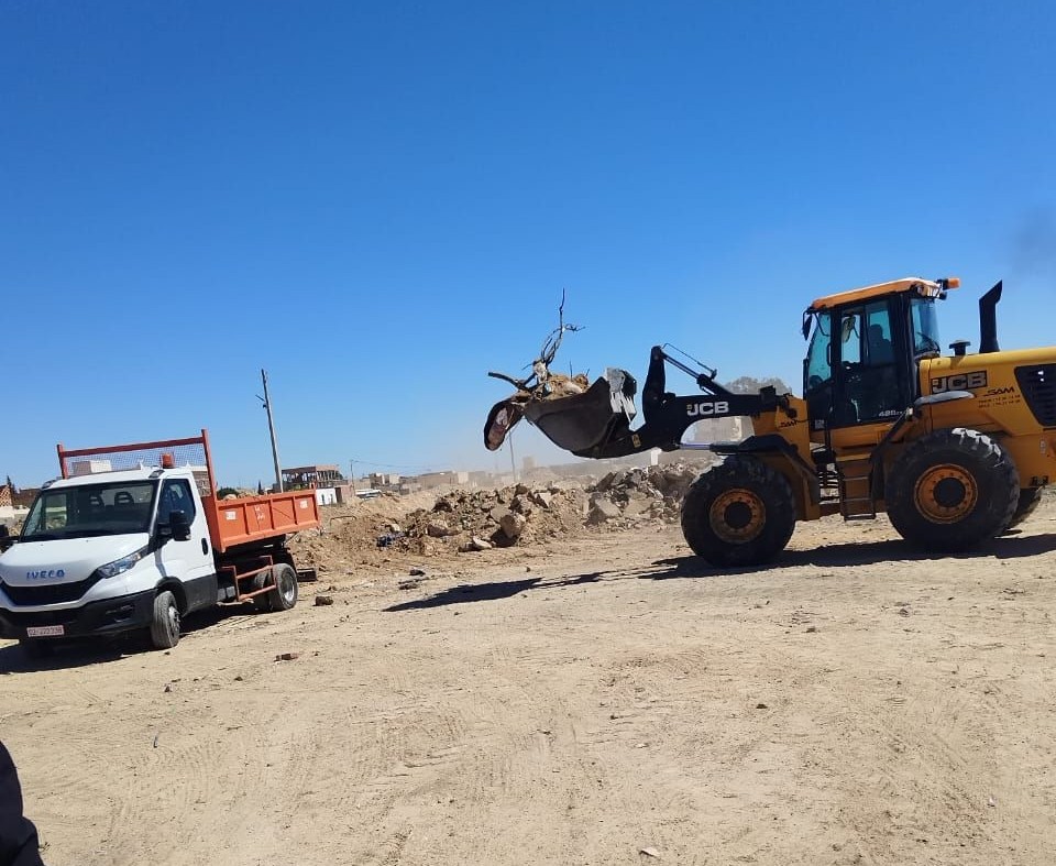 قفصة: حملات نظافة بزانوش ورفع نحو 30 طنًا من فواضل البناء يوميًا مع تواصل إنجاز المشاريع البلدية