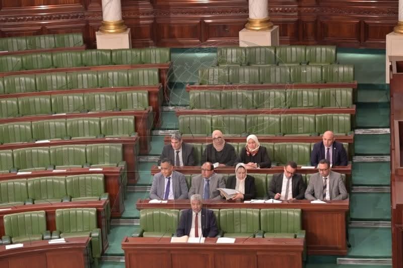 وزير التشغيل والتكوين المهني يؤكّد التزام الدولة بانتداب من طالت بطالتهم