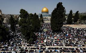 100 الف فلسطيني يؤدون صلاة الجمعة في المسجد الأقصى المبارك بعد إغلاقه 40 يوما