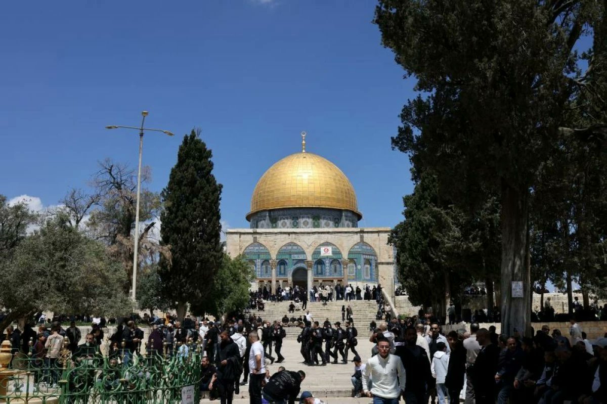 100 الف فلسطيني يؤدون صلاة الجمعة في المسجد الأقصى المبارك بعد إغلاقه 40 يوما