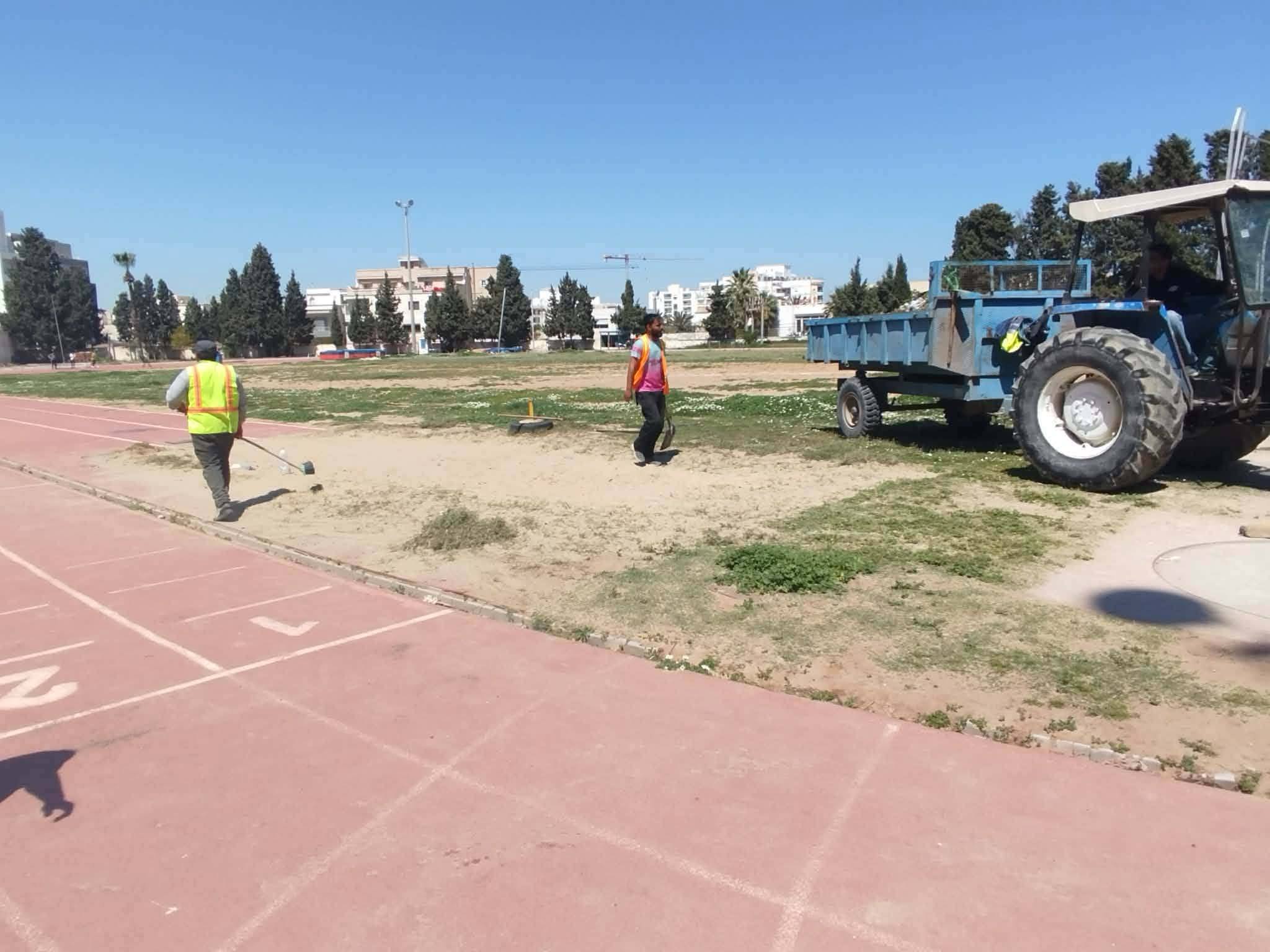 سوسة: تنظيف و تهيئة الفضاء الرياضي البلدي المخصص لاحتضان اختبارات "الباك سبور".