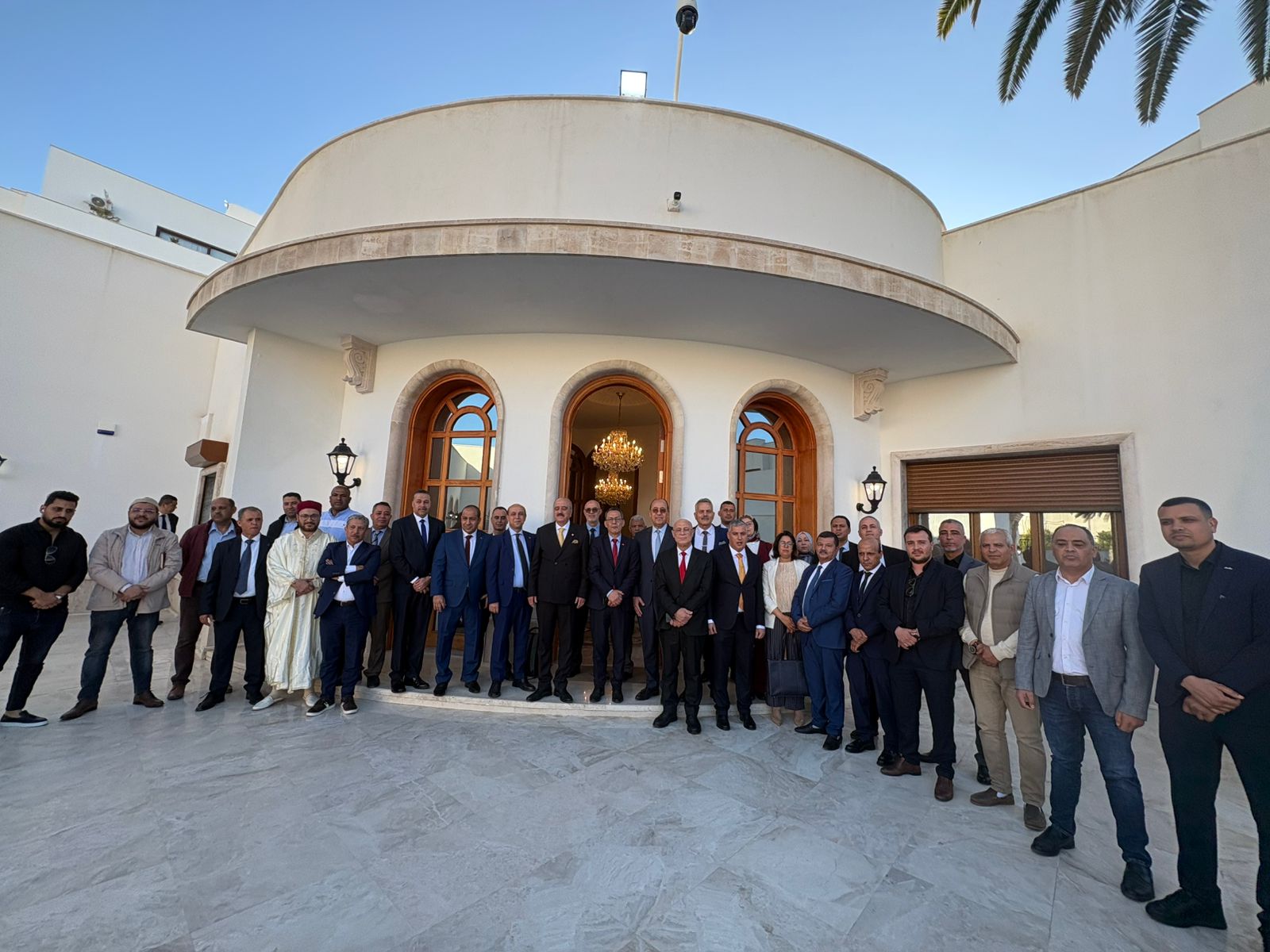  وزير الخارجيّة يجتمع بطاقمي السفارة والقنصلية العامة بطرابلس وممثلي الهياكل التونسية في ليبيا