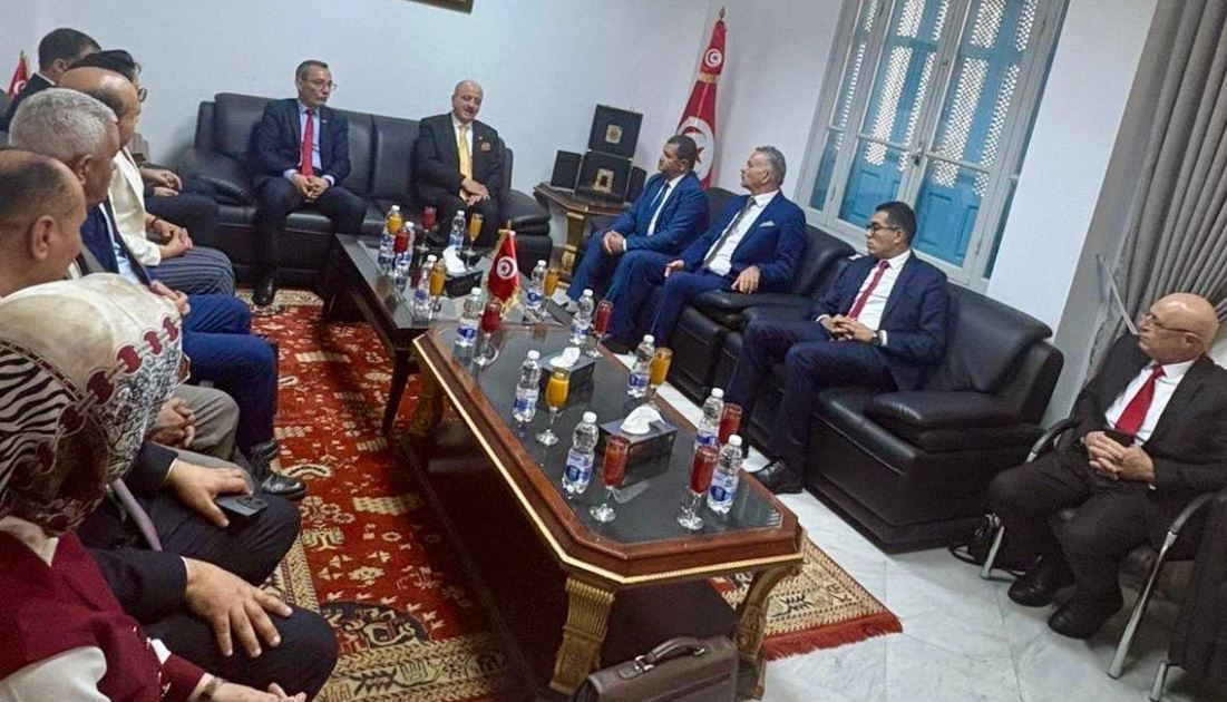  وزير الخارجيّة يجتمع بطاقمي السفارة والقنصلية العامة بطرابلس وممثلي الهياكل التونسية في ليبيا