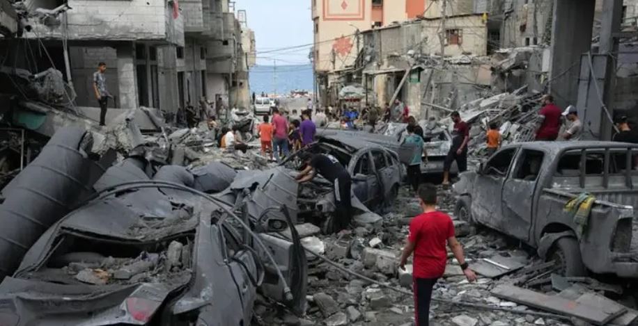 استشهاد 6 فلسطينيين في قصف صهيوني استهدف حاجزا أمنيا وسط قطاع غزة