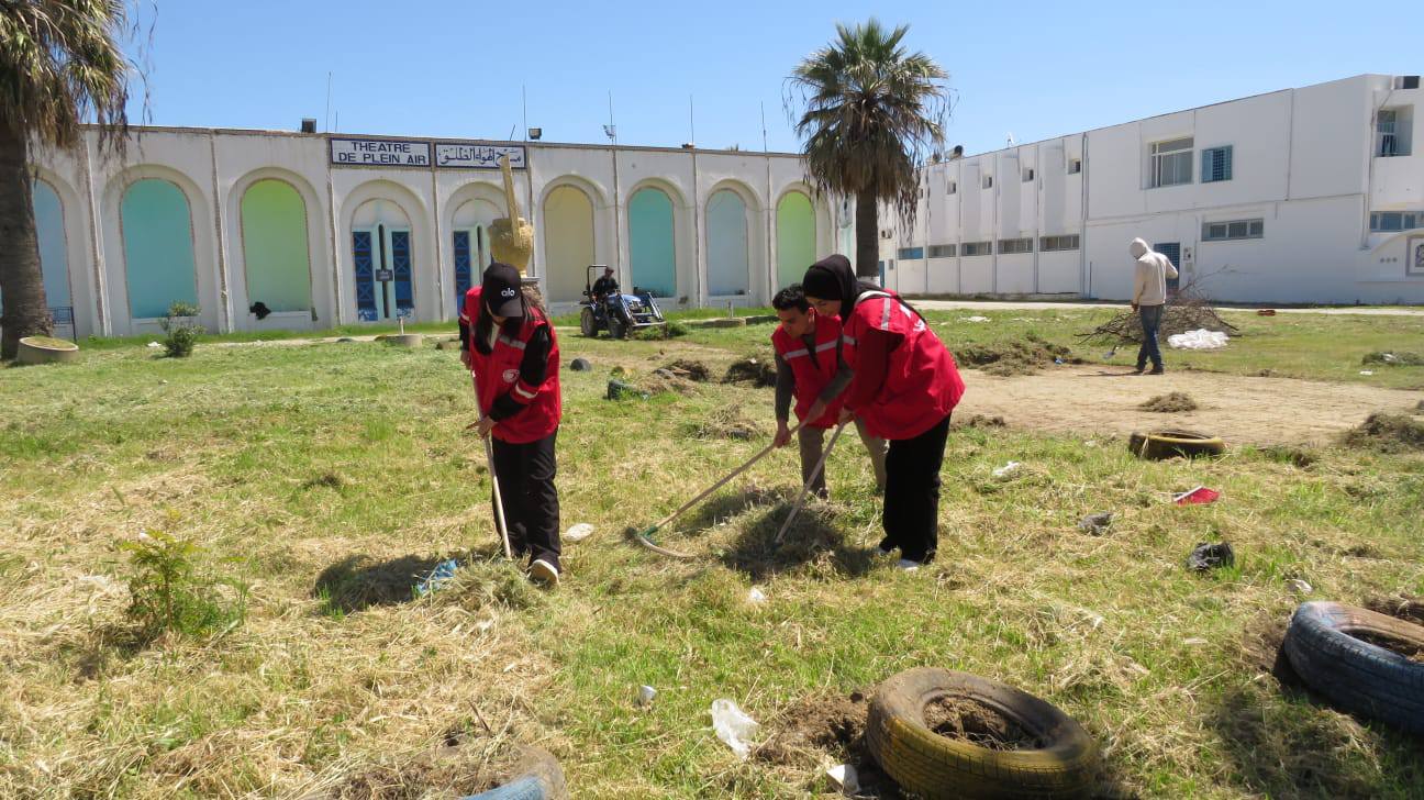 حملة نظافة نموذجية بالتعاون بين بلدية نابل والهلال الأحمر التونسي