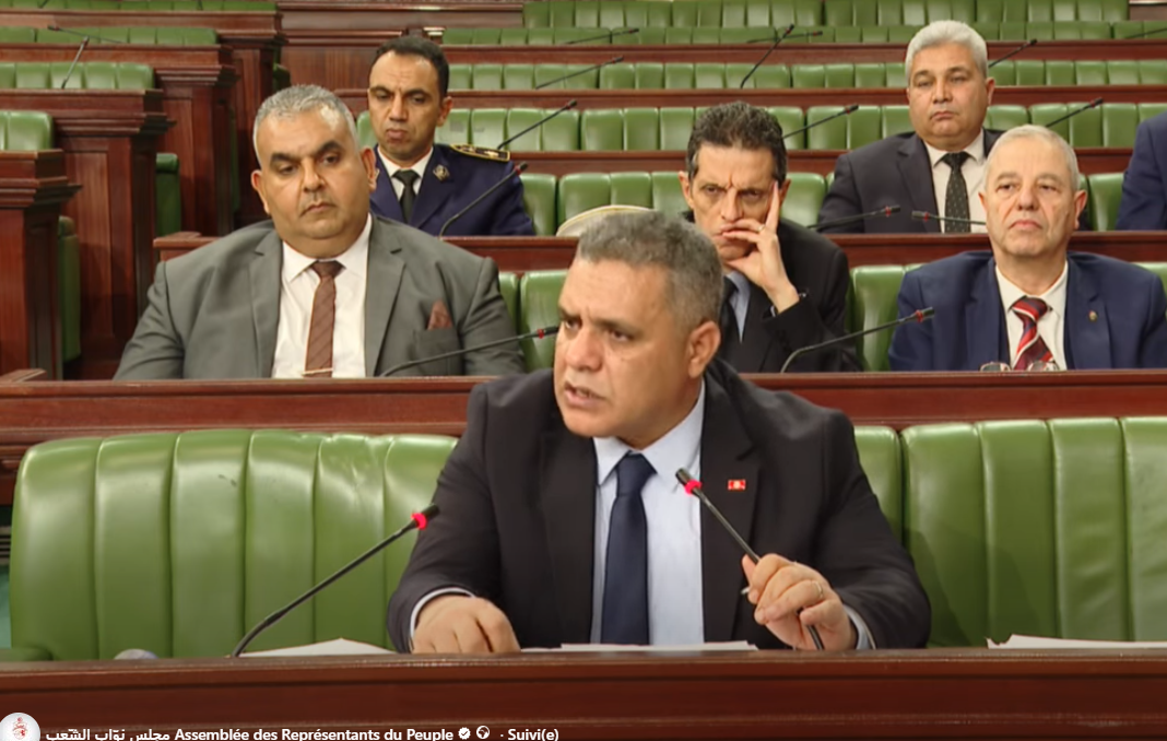 وزير الداخلية "الأمني ليس فوق القانون ولا يوجد تمييز للأمنيين ومن يخطئ يتحمل مسؤوليته"