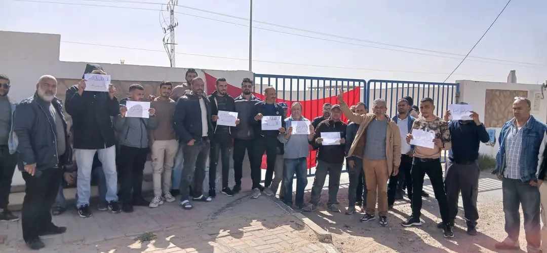 تواصل احتجاجات عدد من اعوان  احدى شركات تعليب المياه بتطاوين واطاراتها لليوم الثاني على التوالي