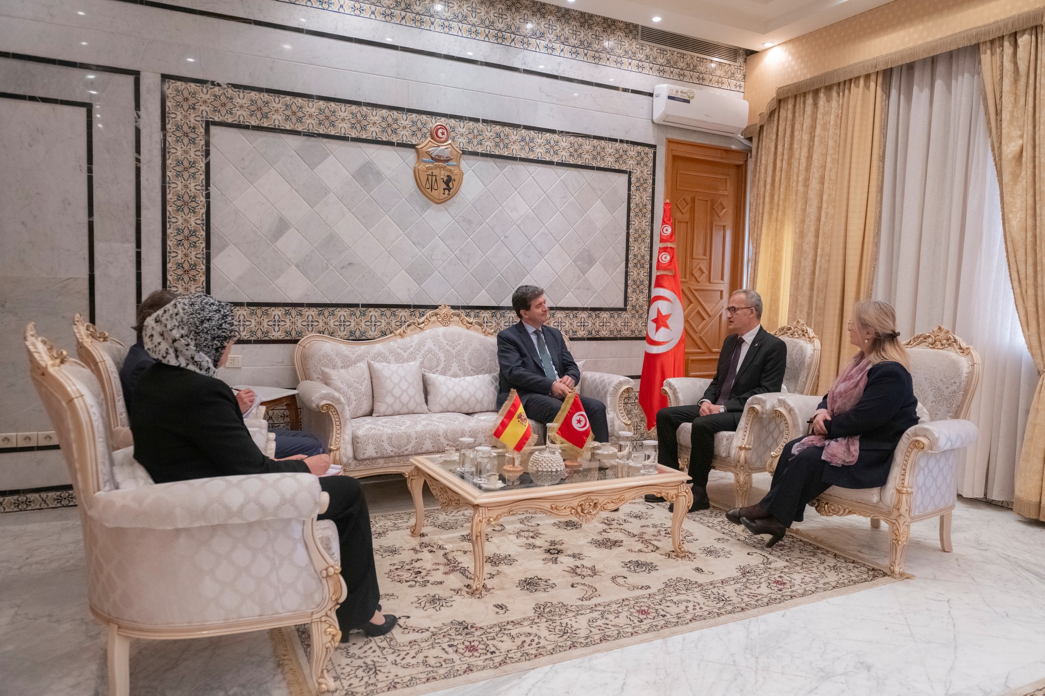 كاتب الدولة لدى وزير الخارجية يلتقي سفير اسبانيا في تونس