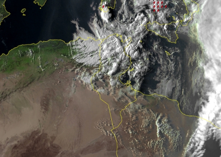 استمرار التقليات الجوية خلال هذه الليلة وبحر هائج بالسواحل الشمالية