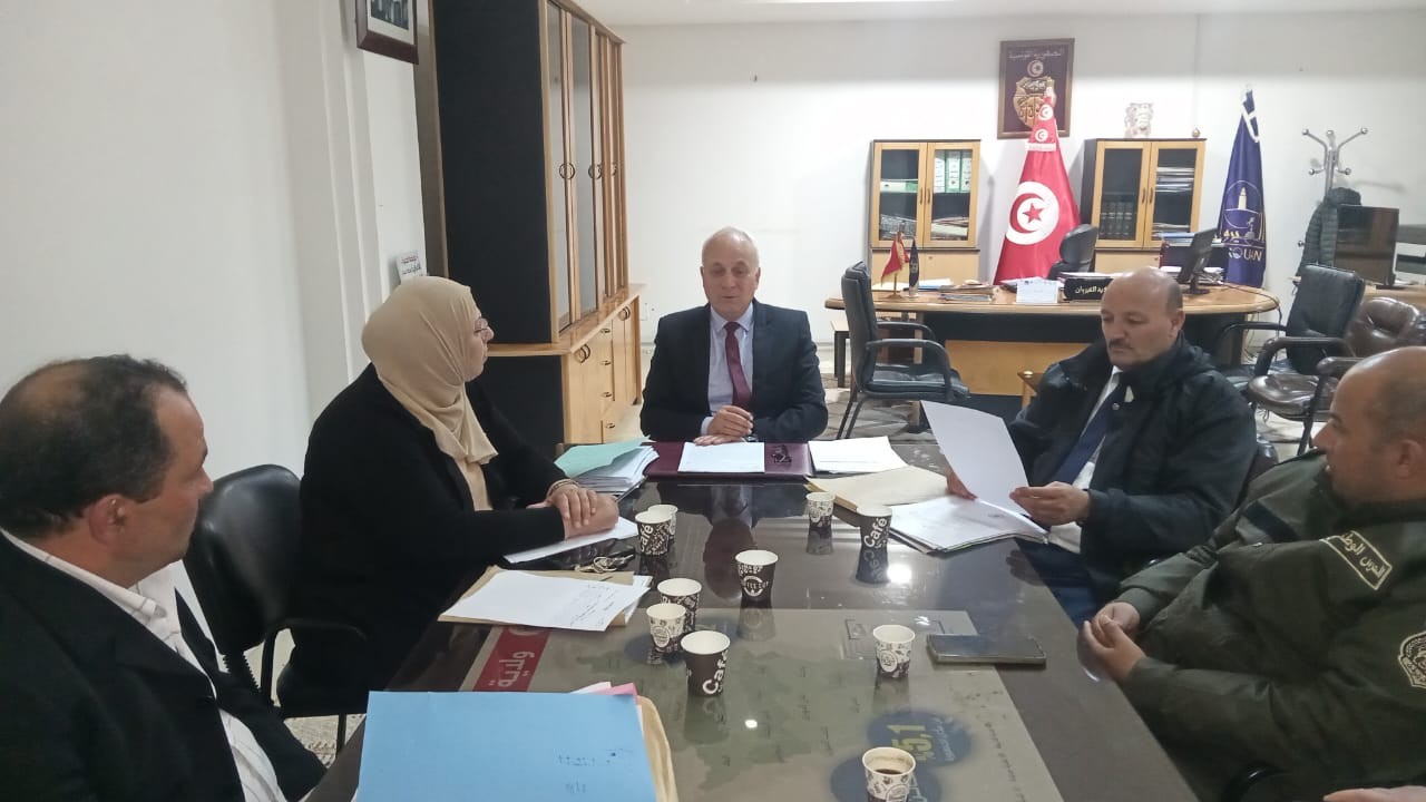 جلسة عمل حول  تنفيذ قرار هدم بمنطقة العوايد التابعة لبلدية الشراردة