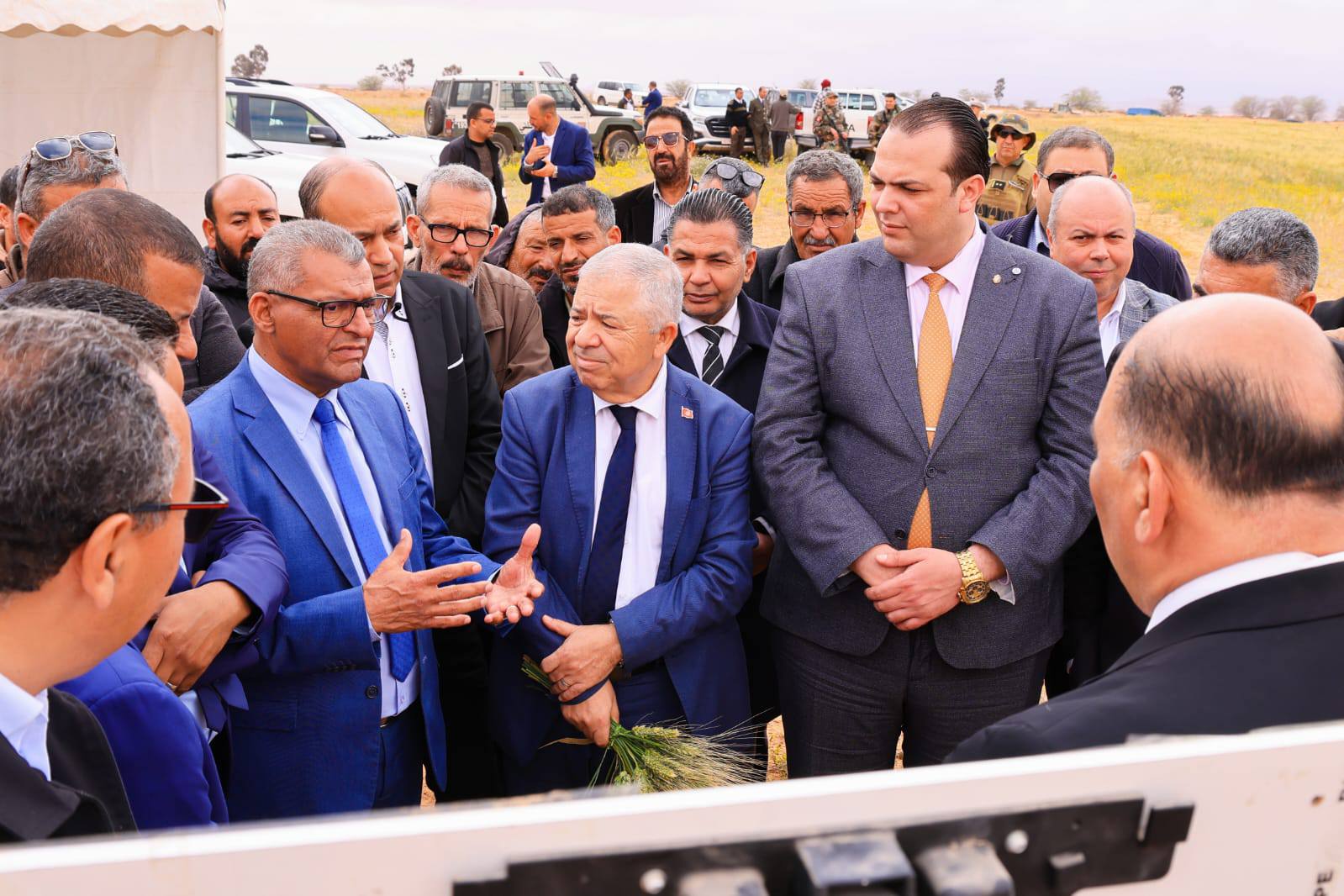 كاتب الدولة المكلف بالمياه يتفقد مشاريع فلاحية ويُشرف على أشغال المجلس الجهوي للمياه بتطاوين