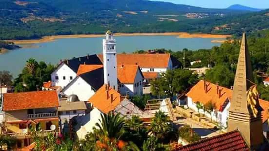 سحب عابرة بأغلب المناطق.