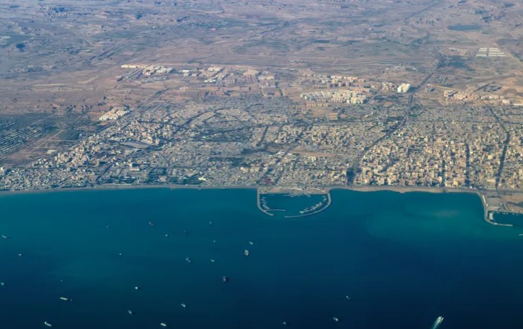 طهران تعلن إعادة غلق مضيق هرمز