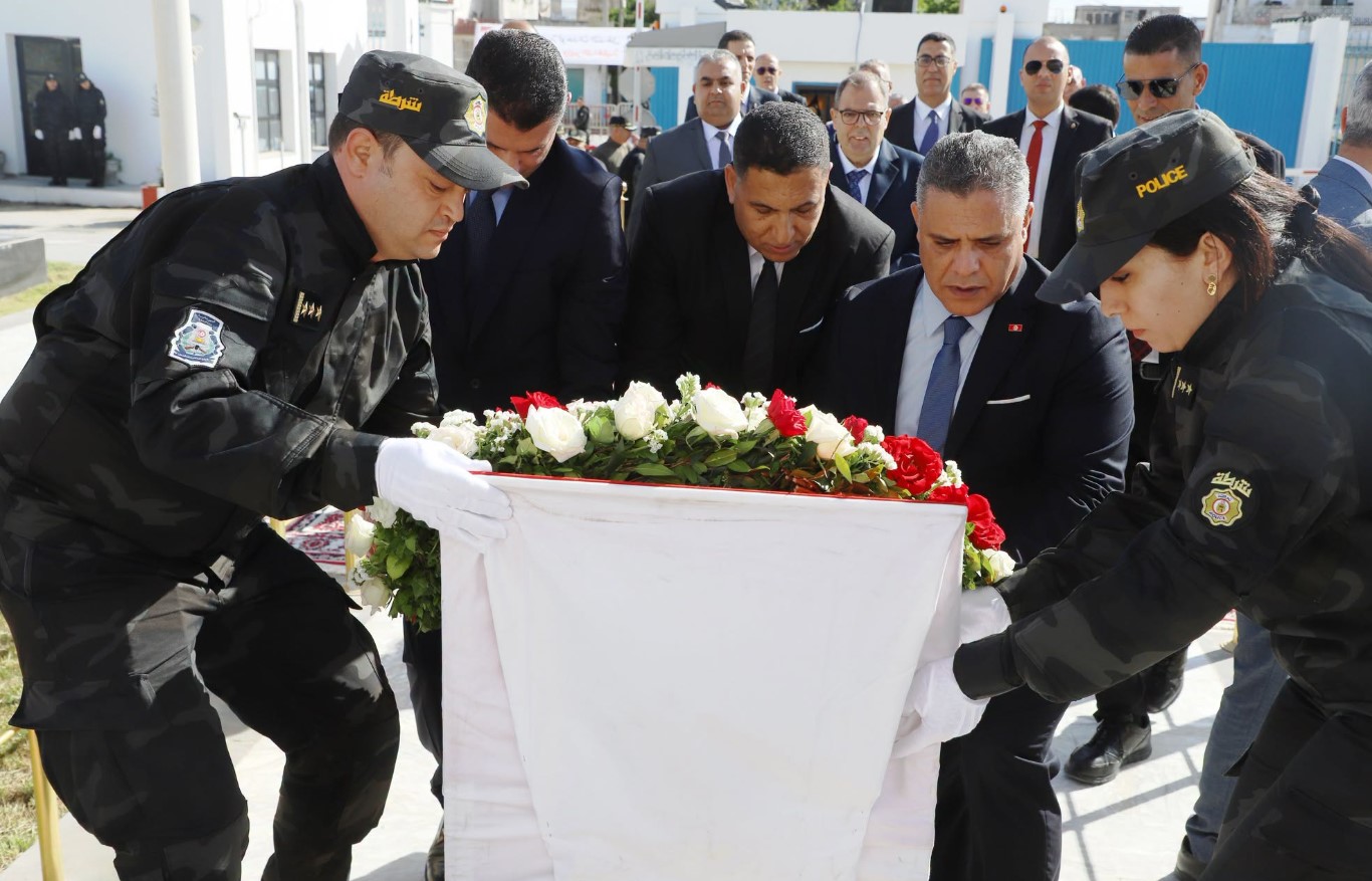 وزير الداخلية يضع إكليلا من الزهور ترحما على أرواح شهداء الوطن من الأمن والحرس الوطنيّين