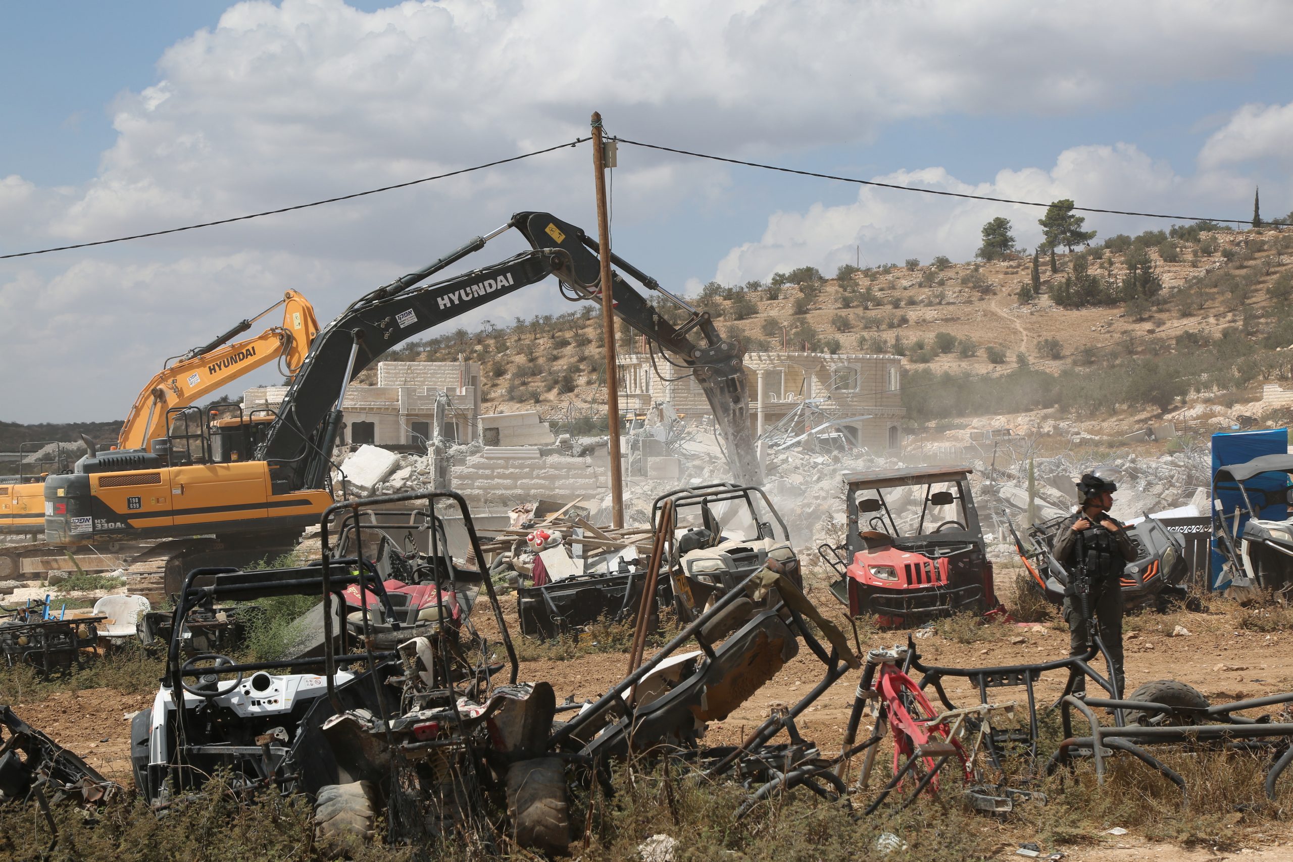 إصابات واعتقالات في اعتداءات متواصلة للاحتلال والمستوطنين بالضفة الغربية