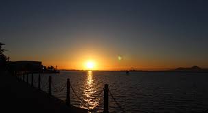 سماء قليلة السحب بأغلب الجهات ليل الأحد