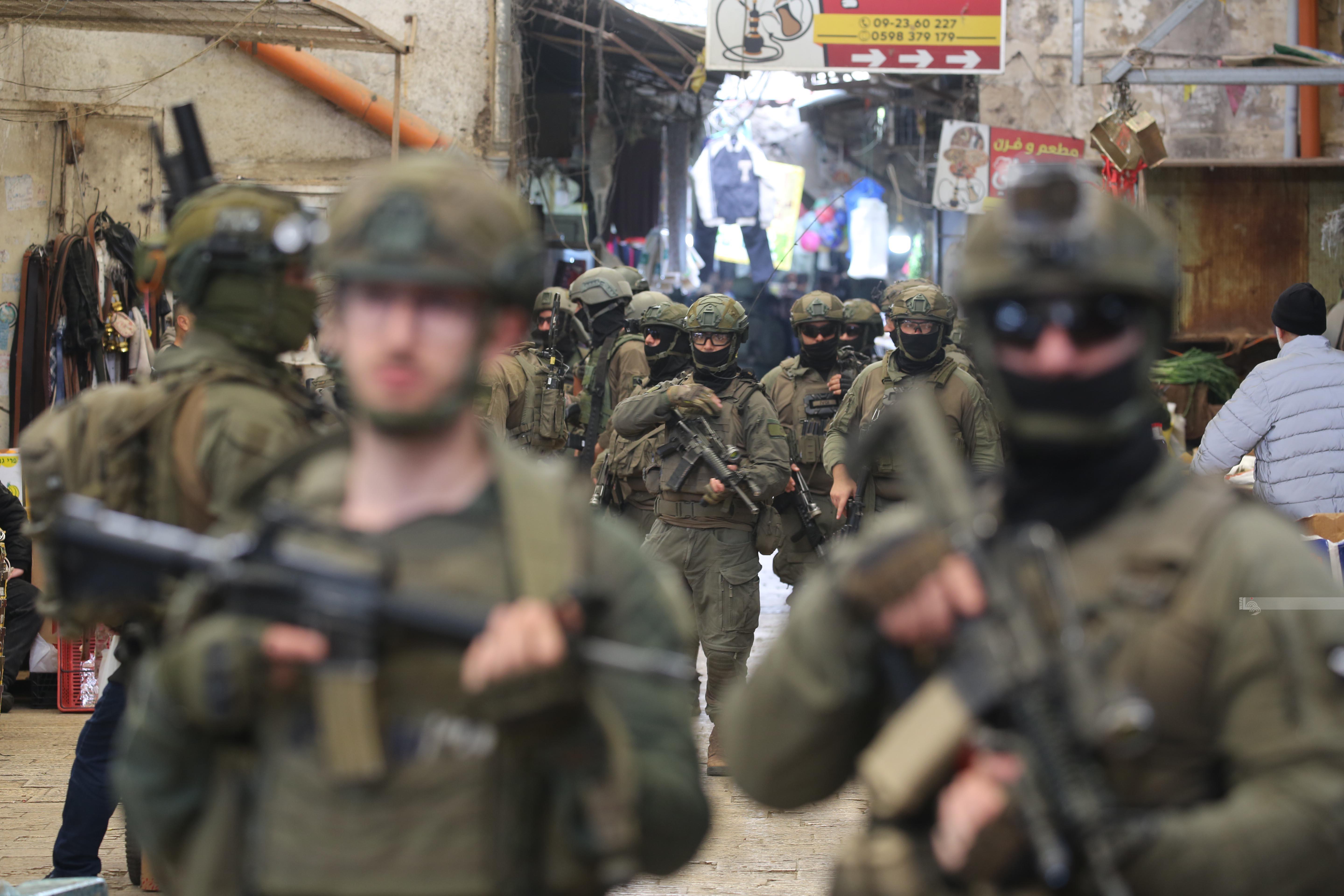 اصابة فلسطيني برصاص الاحتلال الصهيوني جراء اقتحام مدينة نابلس في الضفة الغربية