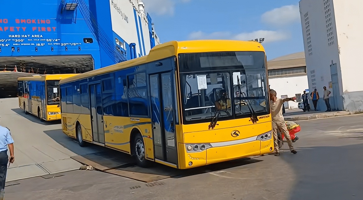 وصول 136 حافلة جديدة إلى ميناء حلق الوادي و الكرم.
