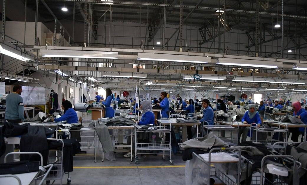 وزيرة الصناعة تعاين نشاط شركة LINATEX بتوزر 