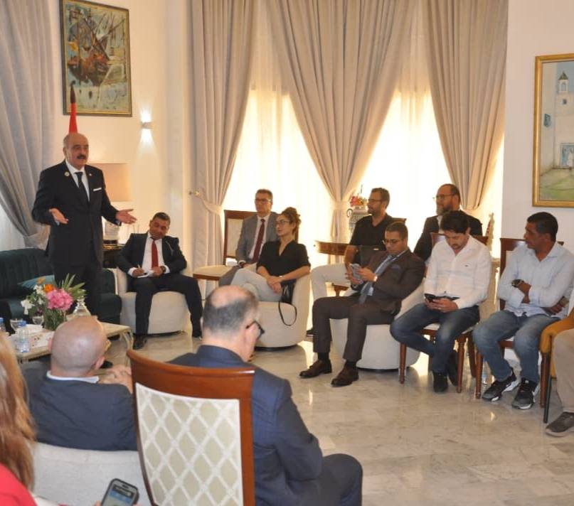 وزير الخارجية يلتقي في السينغال، ثلة من أعضاء الجالية التونسية من الكفاءات.