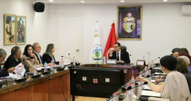 وزير الفلاحة يدعو إلى ضرورة ​إحكام الرقابة والشفافية في عمليات توزيع مادة السداري بكافة الجهات