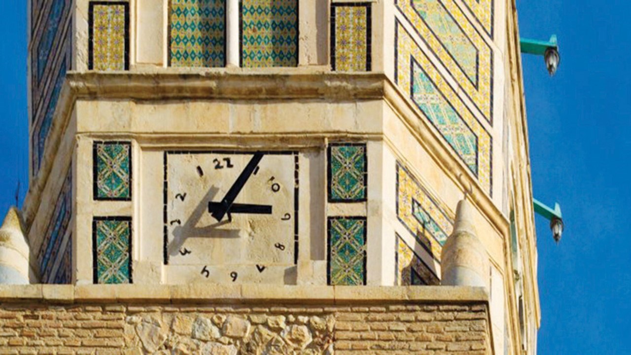 ساعة تستور معكوسة الدوران من أغرب وأجمل فنون العمارة وحلقة معمارية وتراثا ماديا فريدا في طريق الأندلسيين