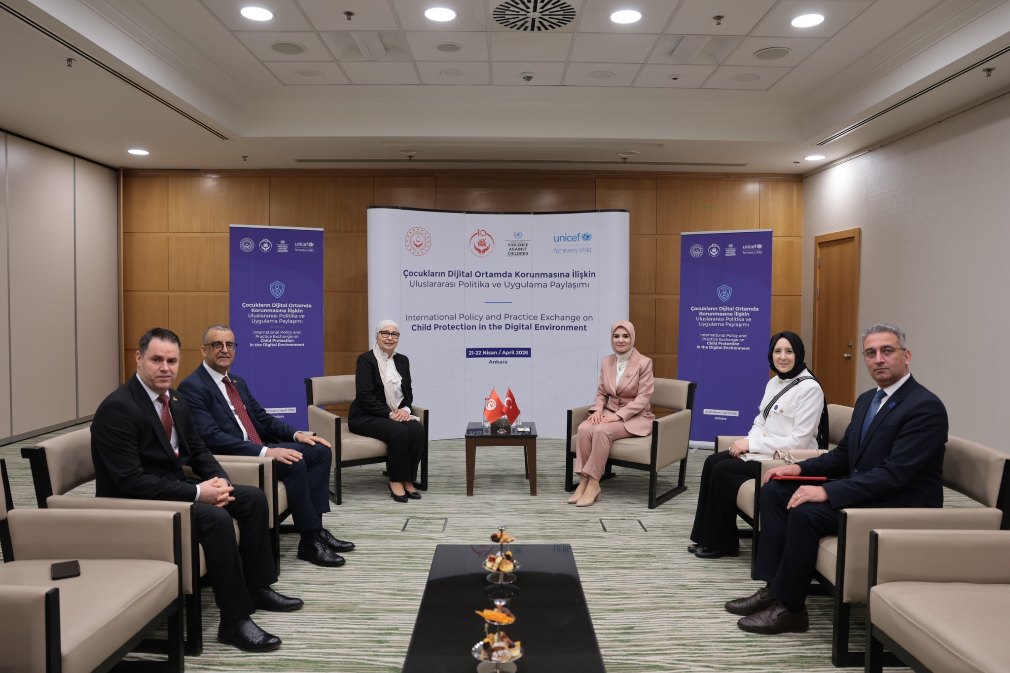 وزيرة الأسرة تعقد على هامش مشاركتها بأنقرة في ملتقى دولي رفيع المستوى سلسلة من اللقاءات مع عدد من الوزيرات ورئيسات الوفود المشاركة