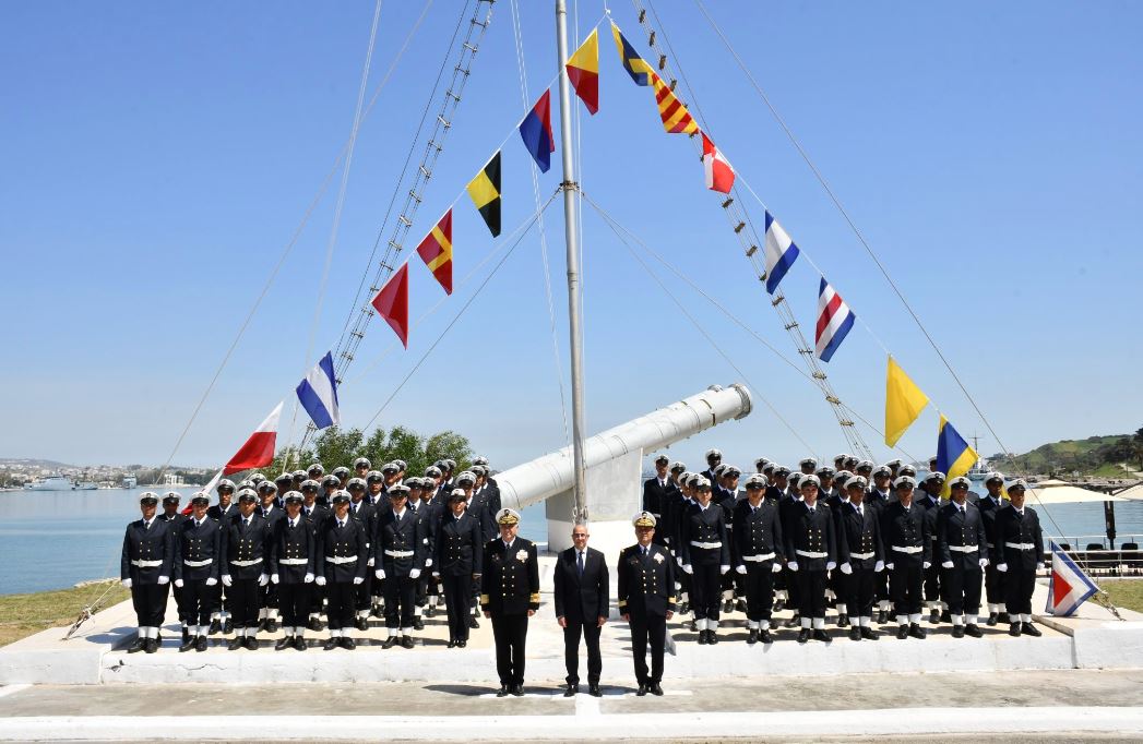 اختتام السنة التكوينية للدورة 32 لضباط الصف بالبحرية: وزير الدفاع يؤكد الحرص على الارتقاء بمنظومة التكوين العسكري