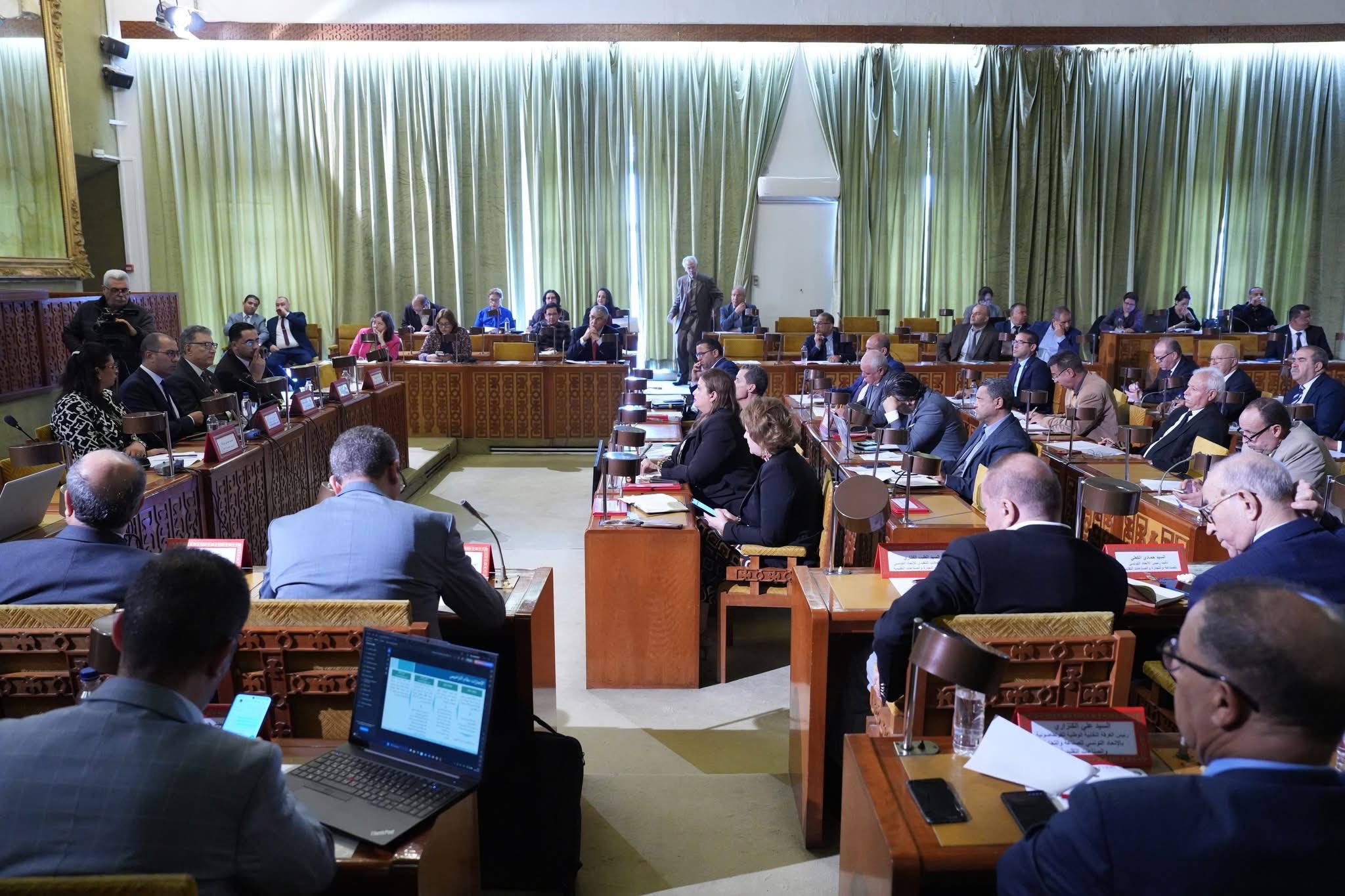 يوم دراسي بالأكاديمية البرلمانية حول مشاريع قوانين تتعلق بالموافقة على لزمة إنتاج الكهرباء