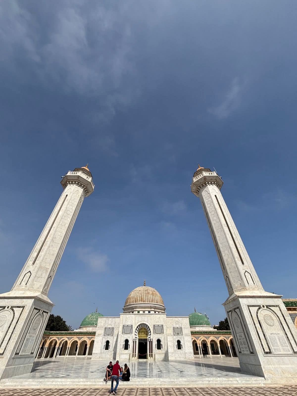 سحب عابرة  أحيانا كثيفة بعد الظهر بالمناطق الغربية مع ظهور خلايا رعدية مصحوبة بأمطار