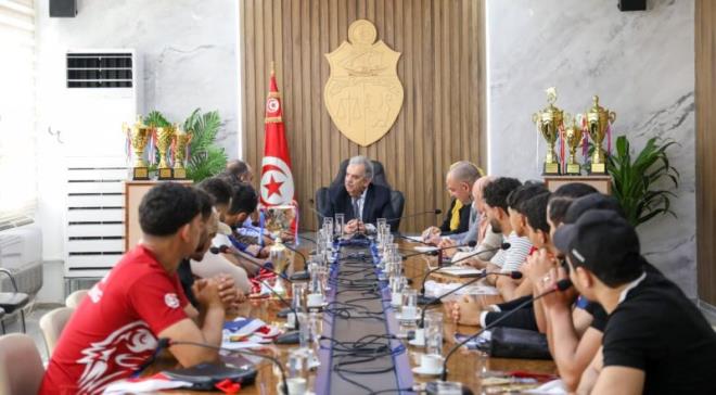 وزير الشباب والرياضة يكرّم أبطال النادي الرياضي للمصارعة بدوار هيشر بعد تألقهم العربي والإفريقي