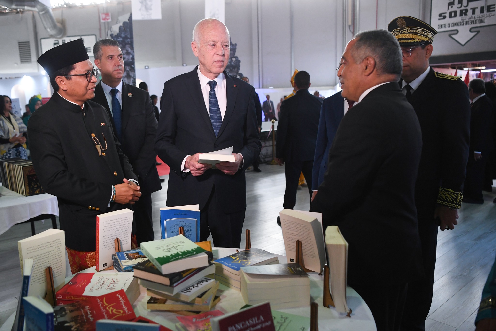 رئيس الدّولة لدى إشرافه على افتتاح الدورة الأربعين لمعرض تونس الدولي للكتاب بقصر المعارض بالكرم: تونس ستبقى منارة كل العالم... وقريبا إرساء المجلس الأعلى للتربية والتعليم 