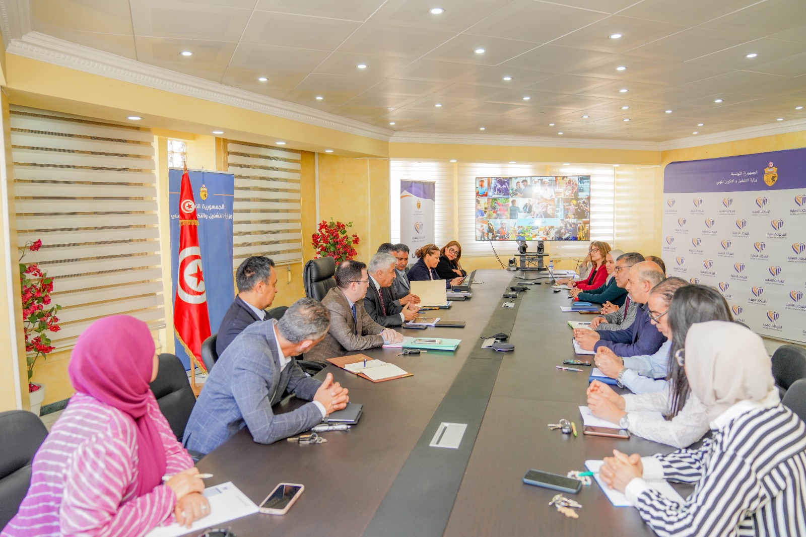 وزير التشغيل يتابع نشاط الوزارة والهياكل تحت الاشراف.