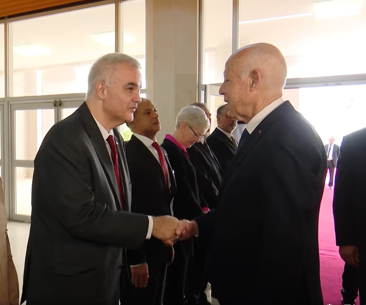 السفير رامي القدومي يُبلغ رئيس الجمهورية رسالة شفوية من الرئيس محمود عباس خلال زيارته جناح فلسطين في معرض الكتاب.