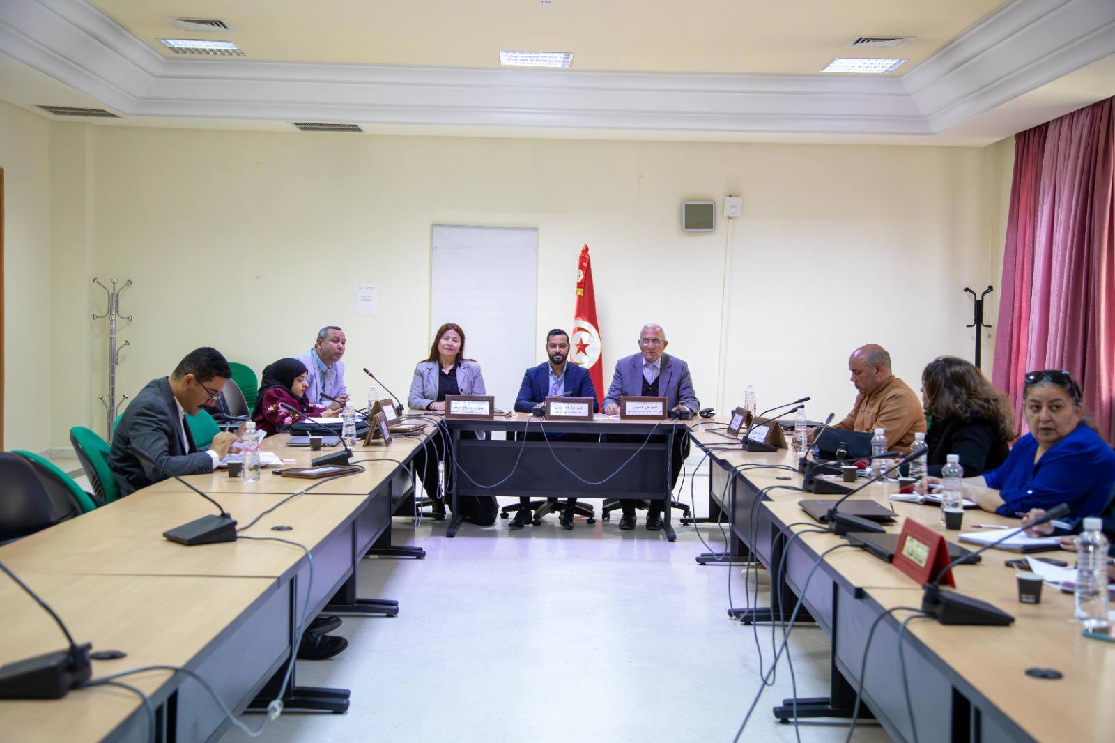 لجنة الخدمات والتنمية الاجتماعية تستمع لممثلي وزارة السياحة والديوان الوطني للصناعات التقليدية.