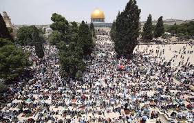 القدس المحتلة : 70 ألف مصل يؤدون صلاة الجمعة في المسجد الأقصى