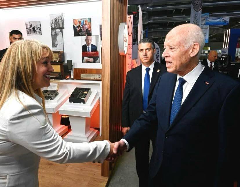  رئيس الجمهورية يزور جناح مؤسسة الإذاعة التونسية في معرض تونس الدولي للكتاب