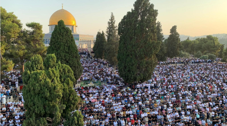 القدس المحتلة : 70 ألف مصل يؤدون صلاة الجمعة في المسجد الأقصى