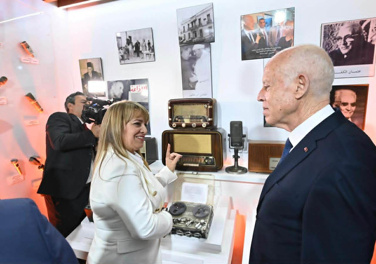 Foire internationale du livre de Tunis : le Président Kaïs Saïed visite le stand de la Radio tunisienne