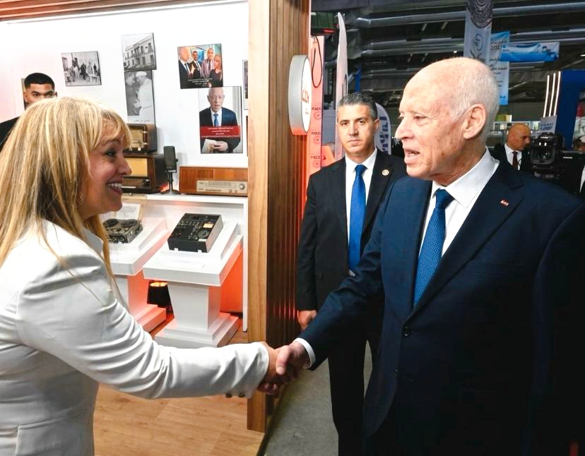 رئيس الجمهورية يزور جناح مؤسسة الإذاعة التونسية في معرض تونس الدولي للكتاب