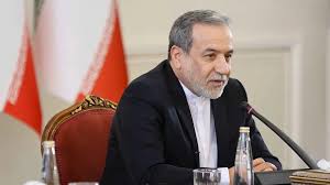 عراقجي ينقل رسائل مكتوبة إلى الولايات المتحدة عبر باكستان حول الخطوط الحمراء النووية ومضيق هرمز