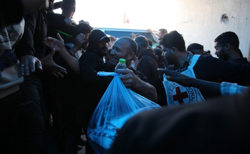  الصليب الأحمر : تسهيل نقل 15 معتقلاً مفرج عنهم من غزة إلى مستشفى شهداء الأقصى