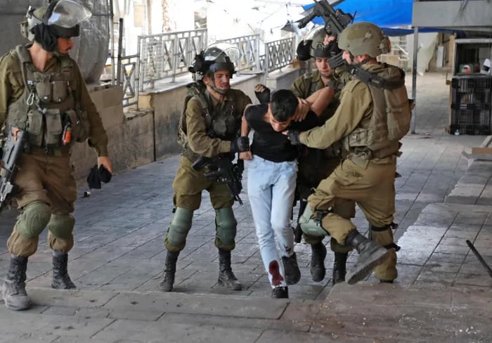 قوات الاحتلال الصهيوني تعتقل أكثر من 12 فلسطينيا بينهم أطفال بالضفة الغربية
