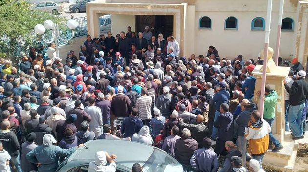 أعوان واطارات شركة البيئة والغراسة والبستنة التابعين للمجمع الكيميائي التونسي بولاية قفصة،  يطالبون، بتفعيل جملة من المطالب المهنيّة 