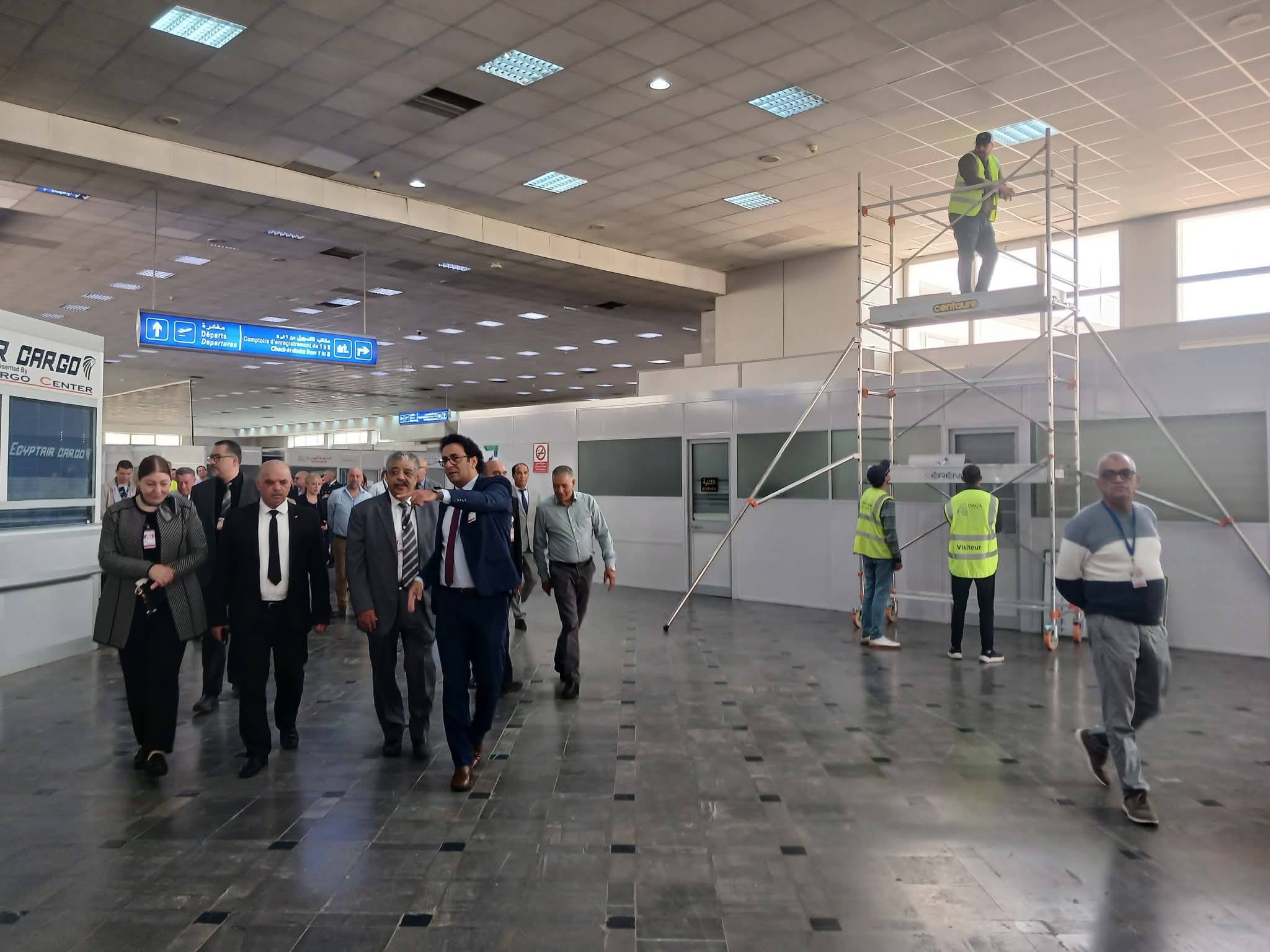وزير النقل يعاين في مطار تونس قرطاج الاستعدادات لموسمي الحج وعودة التونسيين بالخارج