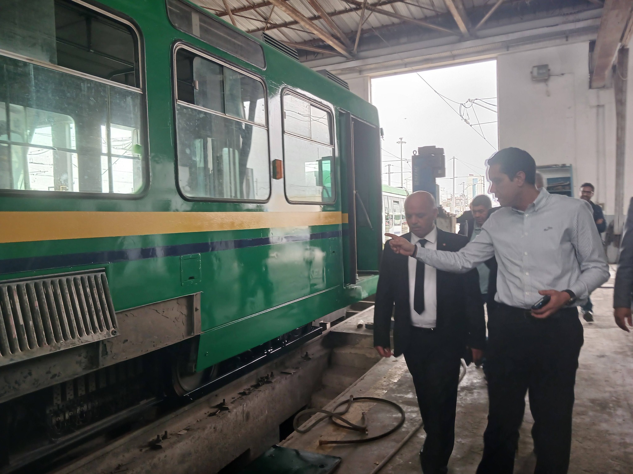 وزير النقل يعاين مستودعات وورشات النقل الحديدي التابعة لشركة نقل تونس